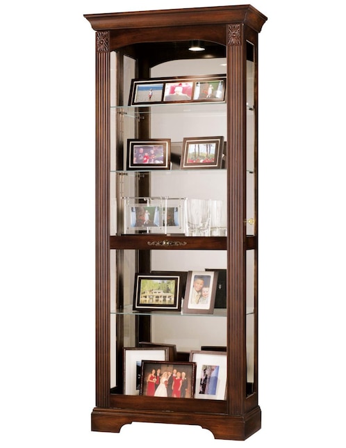 Vitrina Howard Miller de madera abedul